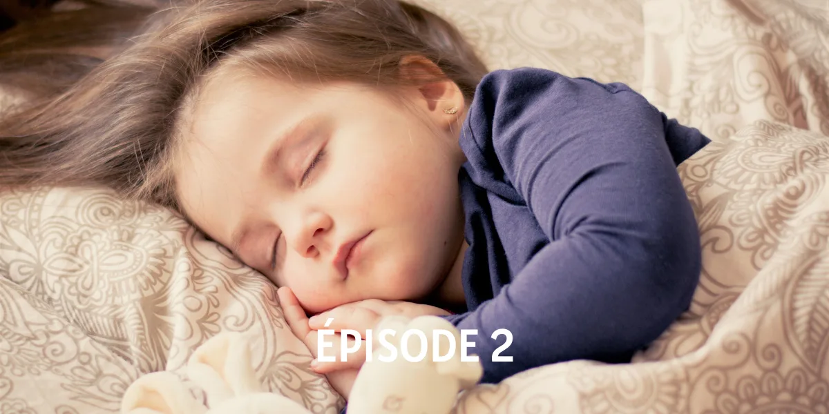 Enfant endormi sur le côté, la tête posée sur sa main, sous une couette beige à motifs, avec le texte « Épisode 2 »