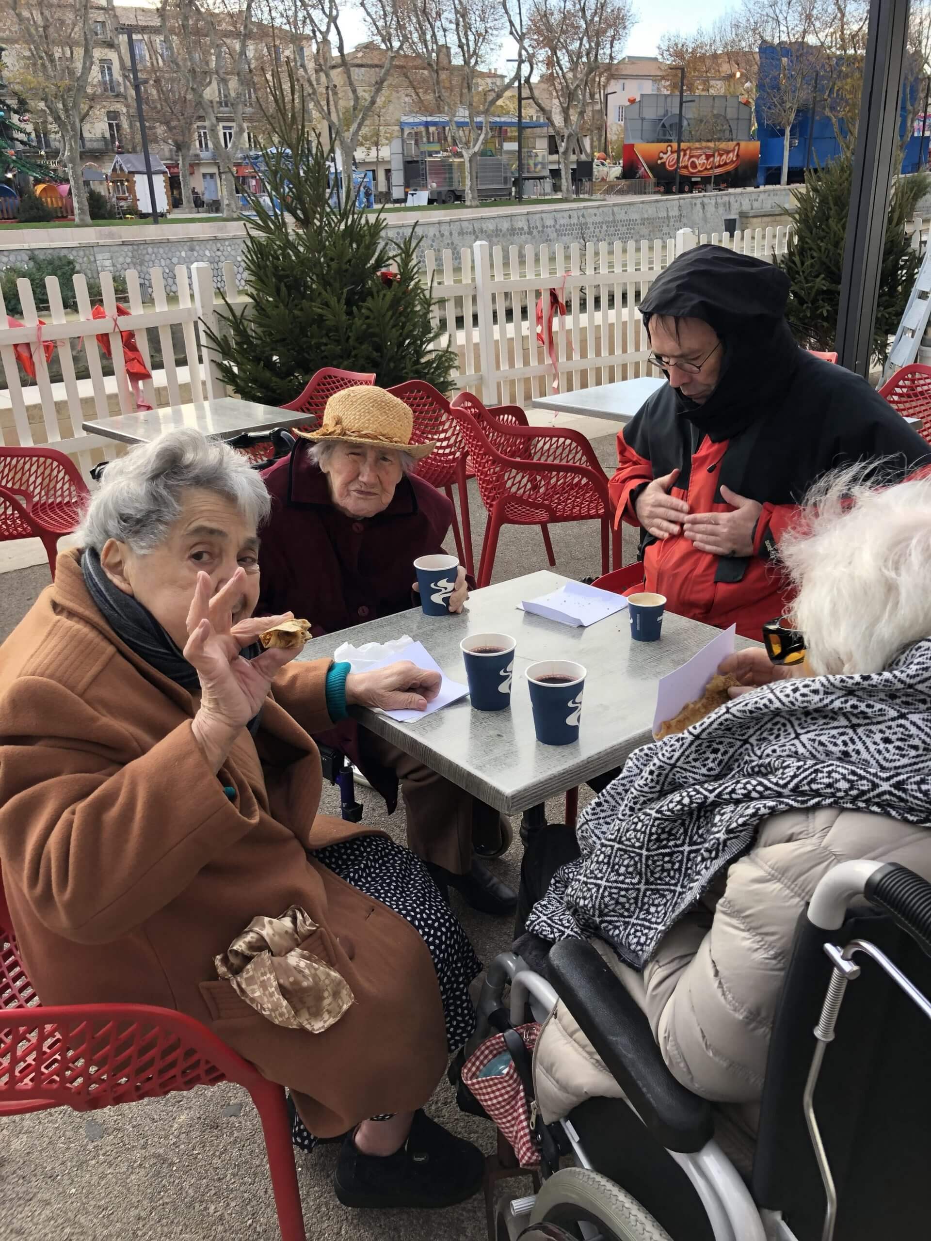 Découverte du marché de Noël pour les résidents du Château de la Bourgade